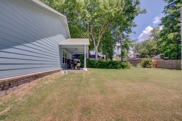 2634 E 8th St - Photo 6 of 33