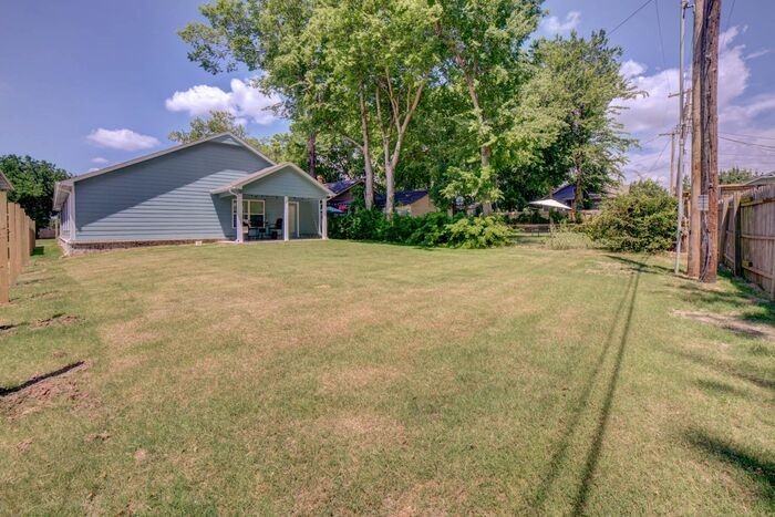 2634 E 8th St - Photo 7 of 33