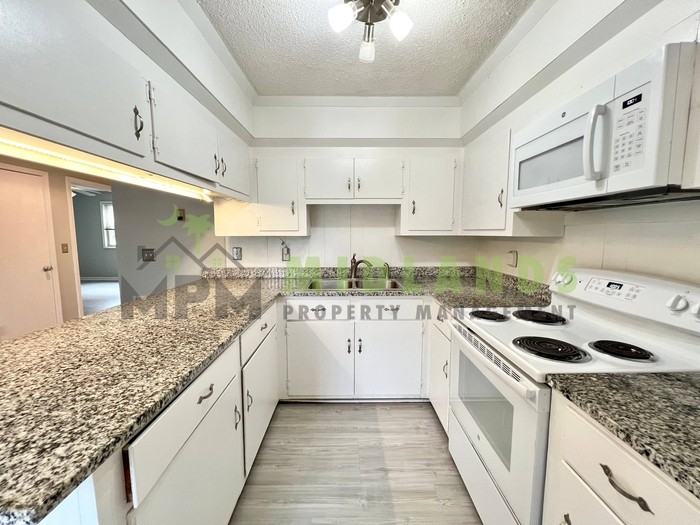 623 Henderson St - Photo 4 of 23