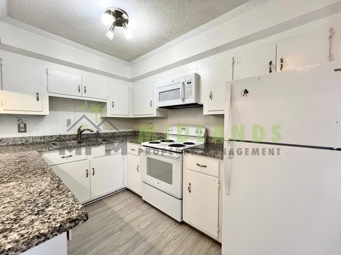 623 Henderson St - Photo 5 of 23