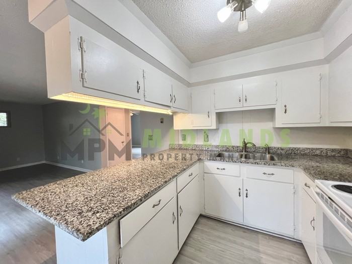 623 Henderson St - Photo 6 of 23