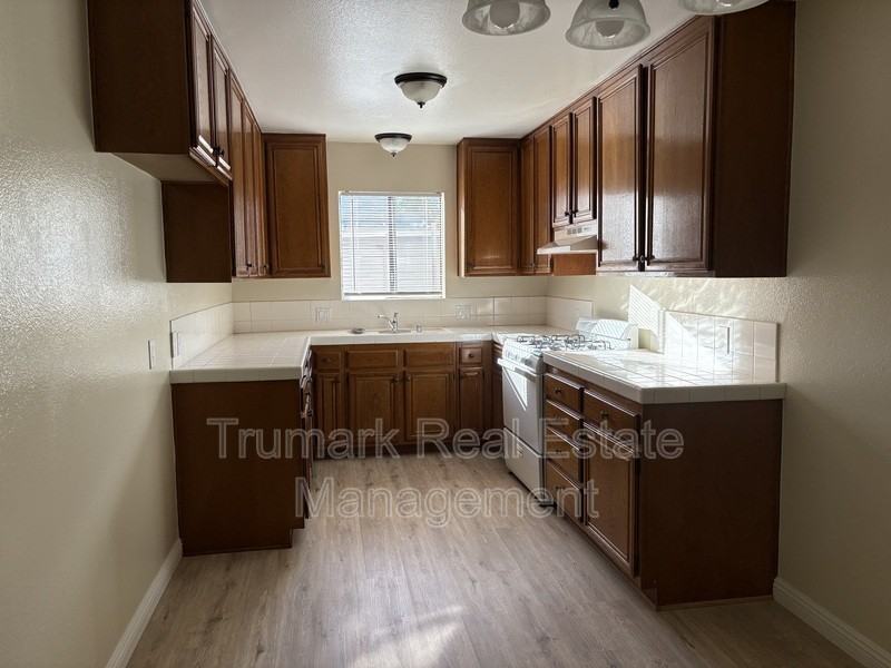 2421 Montrose Ave #201 - Photo 3 of 6