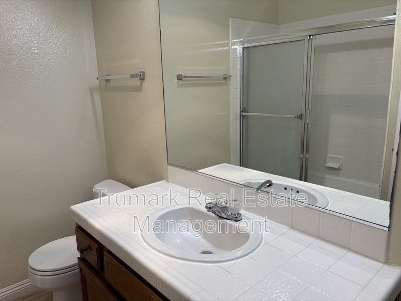 2421 Montrose Ave #201 - Photo 4 of 6