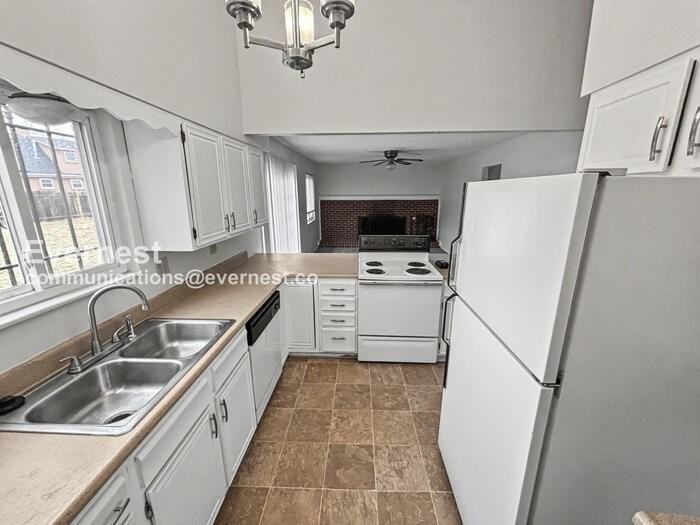 4660 Anjelina Cir N - Photo 3 of 27