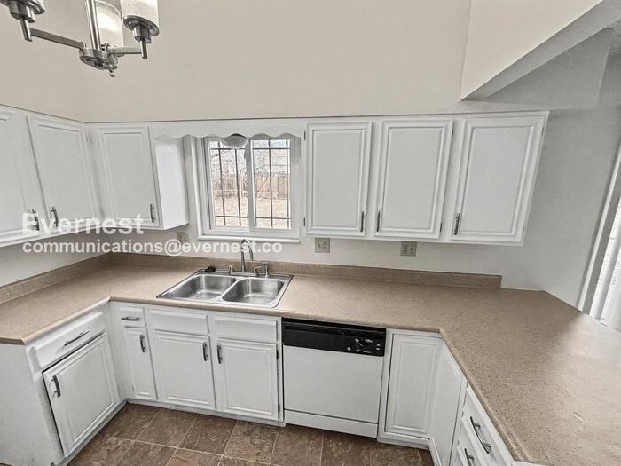 4660 Anjelina Cir N - Photo 5 of 27