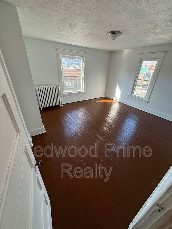 552 Highland Ave - Photo 5 of 11