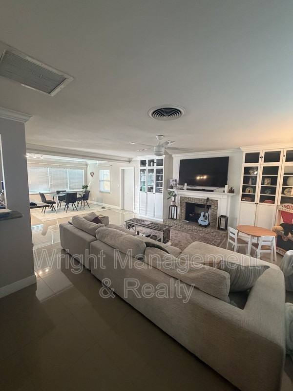 2754 Renatta Dr - Photo 4 of 22