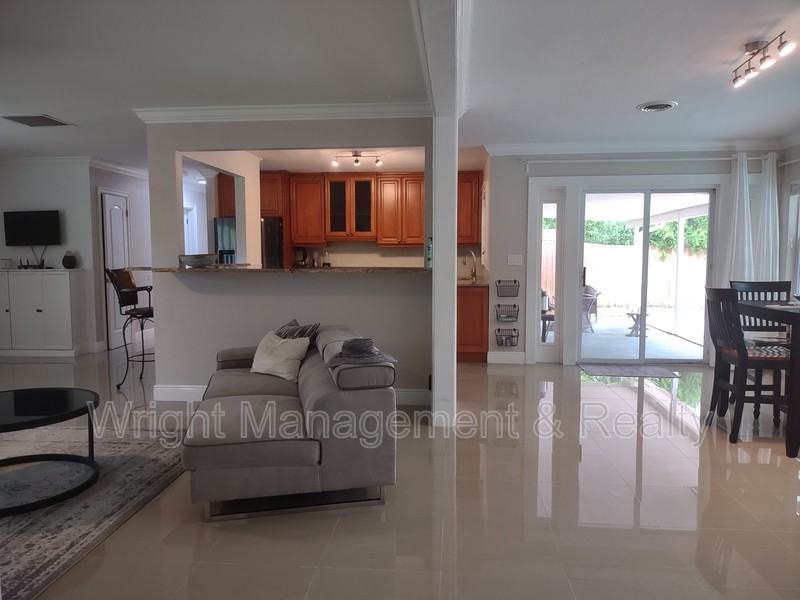 2754 Renatta Dr - Photo 7 of 22