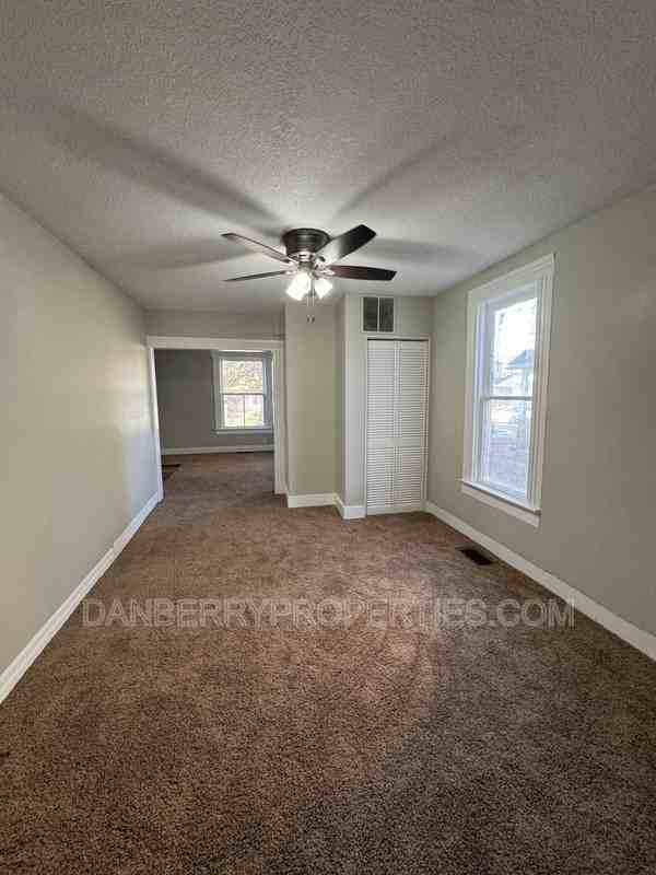 413 Washington St - Photo 3 of 7