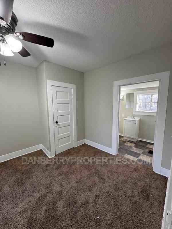 413 Washington St - Photo 4 of 7