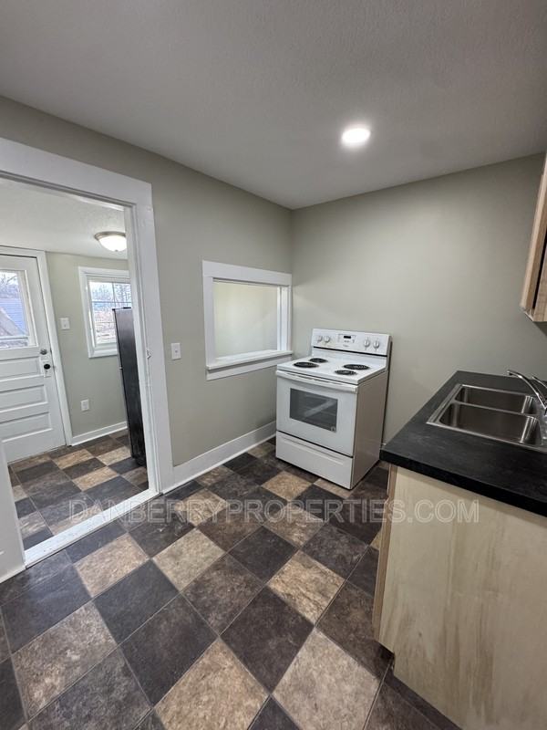 413 Washington St - Photo 6 of 7