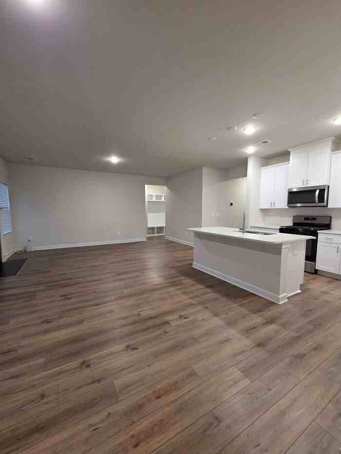 144 Watford Ln - Photo 3 of 50