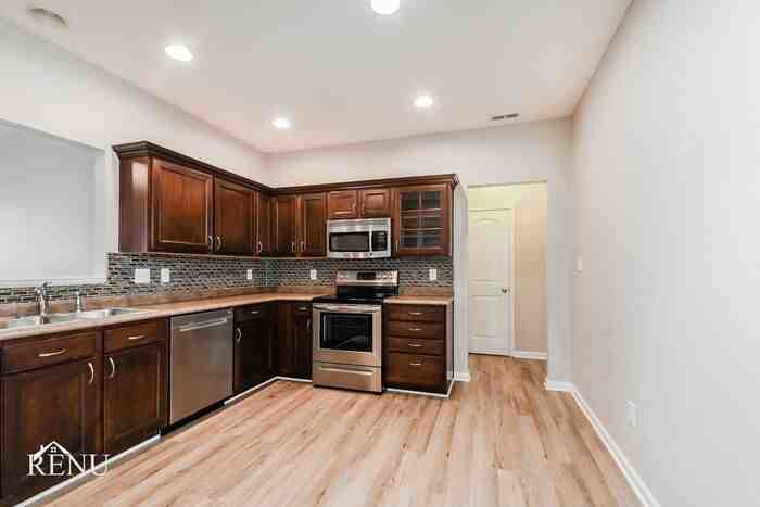 4258 Amesbury Pl - Photo 3 of 18