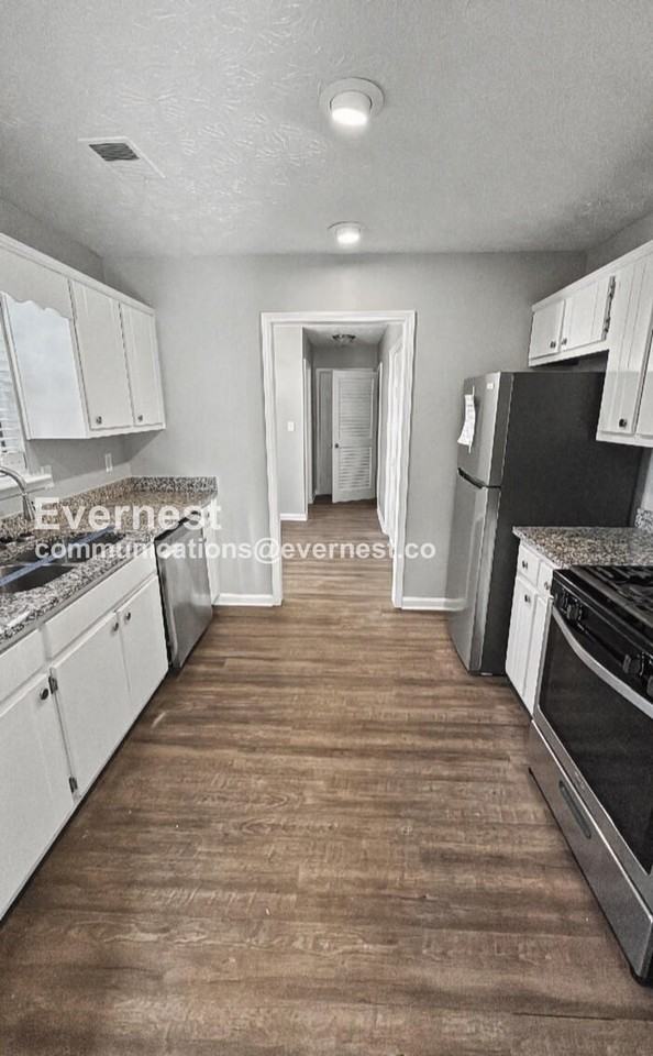 1069 Estates Ct - Photo 3 of 27