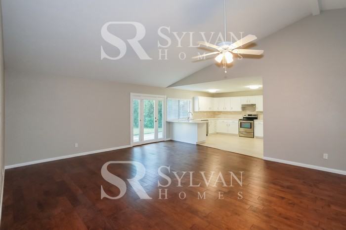 410 E Crossland Blvd - Photo 4 of 15