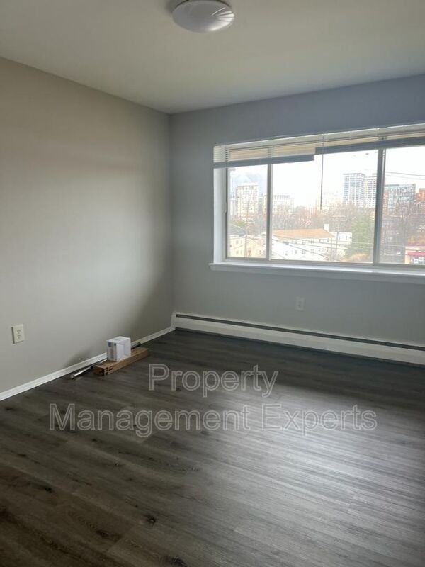 2330 - Photo 7 of 16