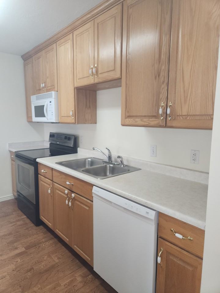 1130 N 200 W #4 - Photo 3 of 18