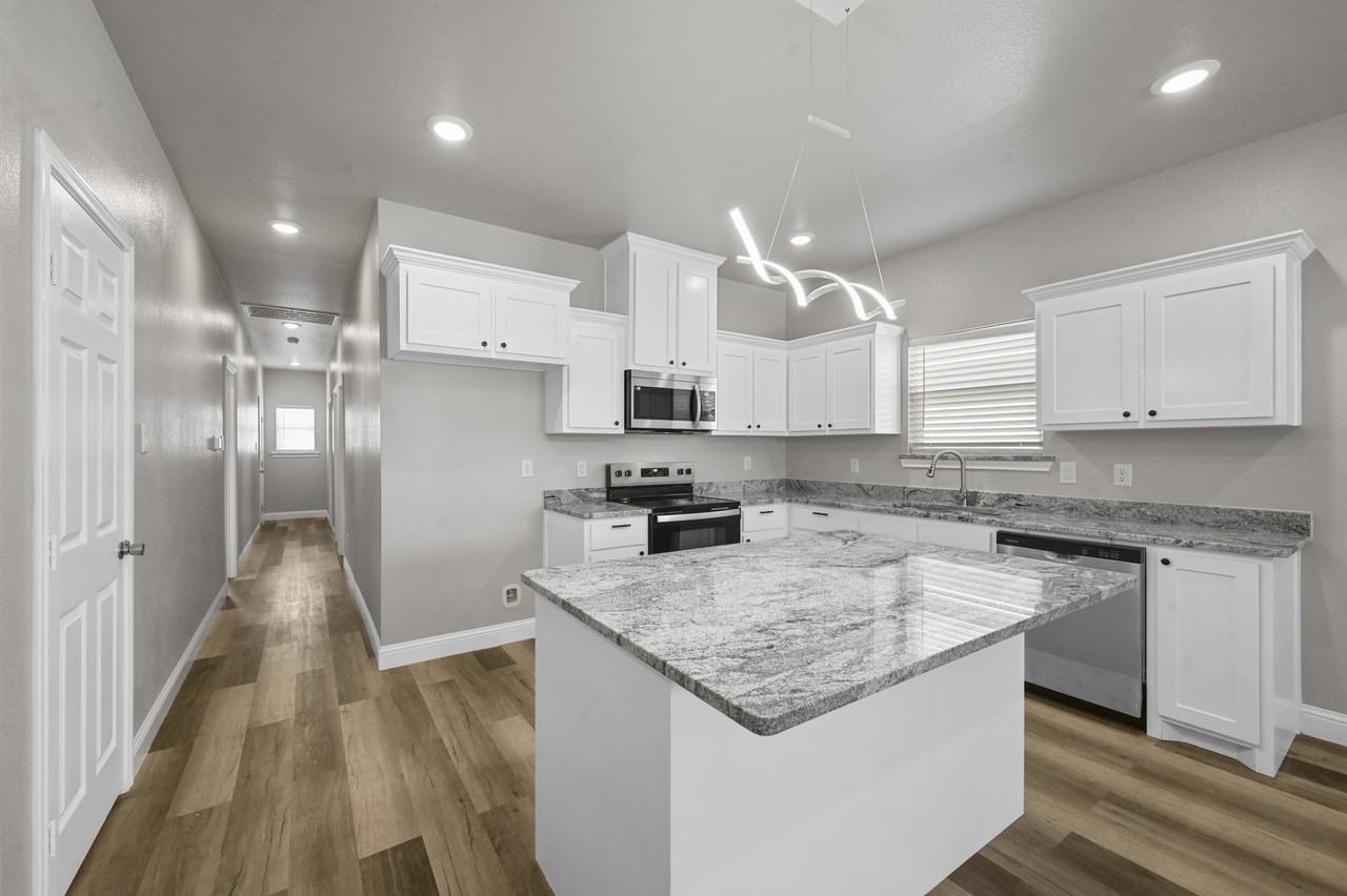 3110 St John - B #B - Photo 3 of 18