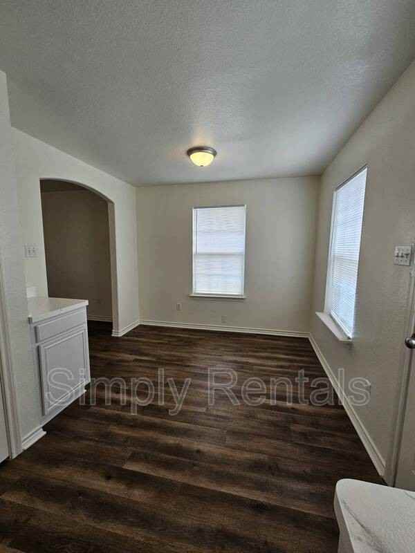 1415 Morse St - Photo 6 of 12