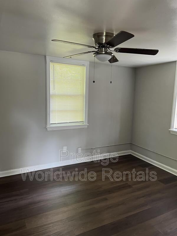 483 Harold St - Photo 4 of 10