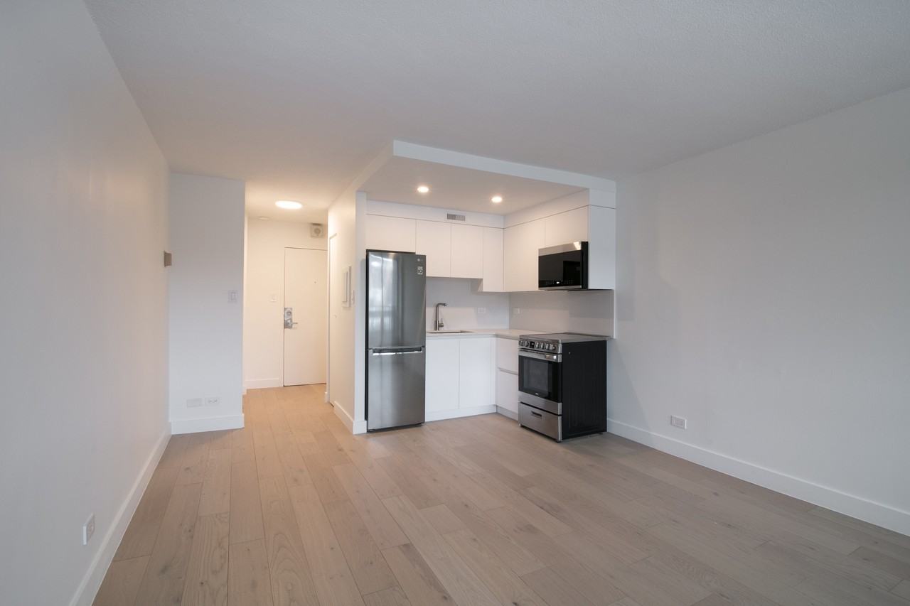 1975 de Maisonneuve - Photo 2 of 50