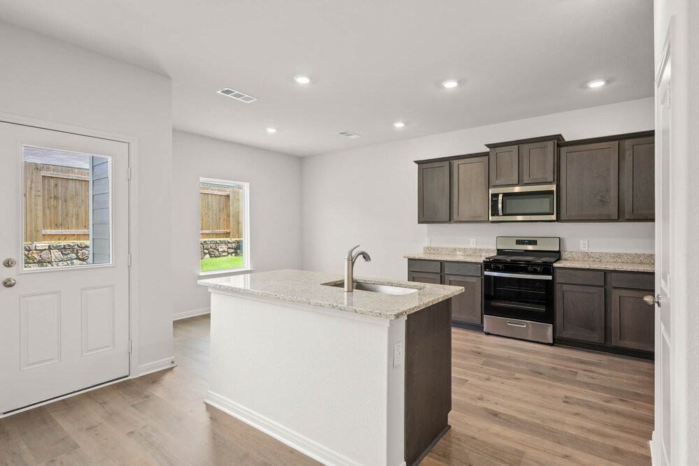 421 Watson Ct - Photo 6 of 23