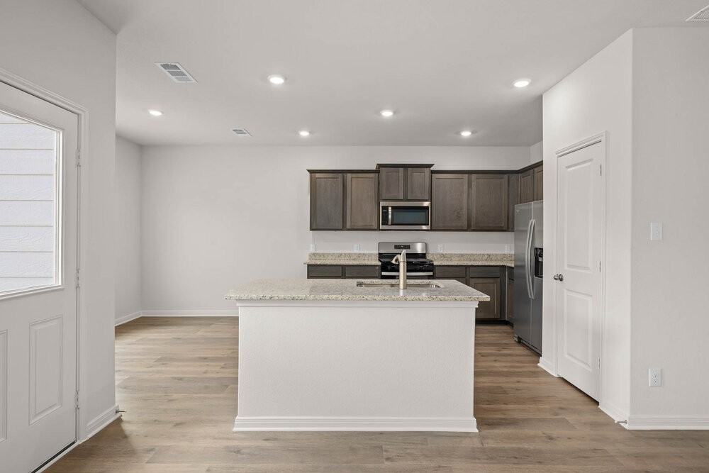 421 Watson Ct - Photo 7 of 23