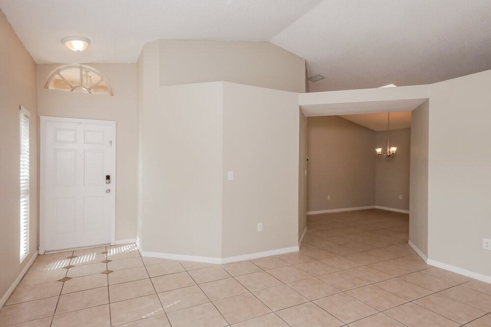 428 Lakeside Cir - Photo 3 of 16