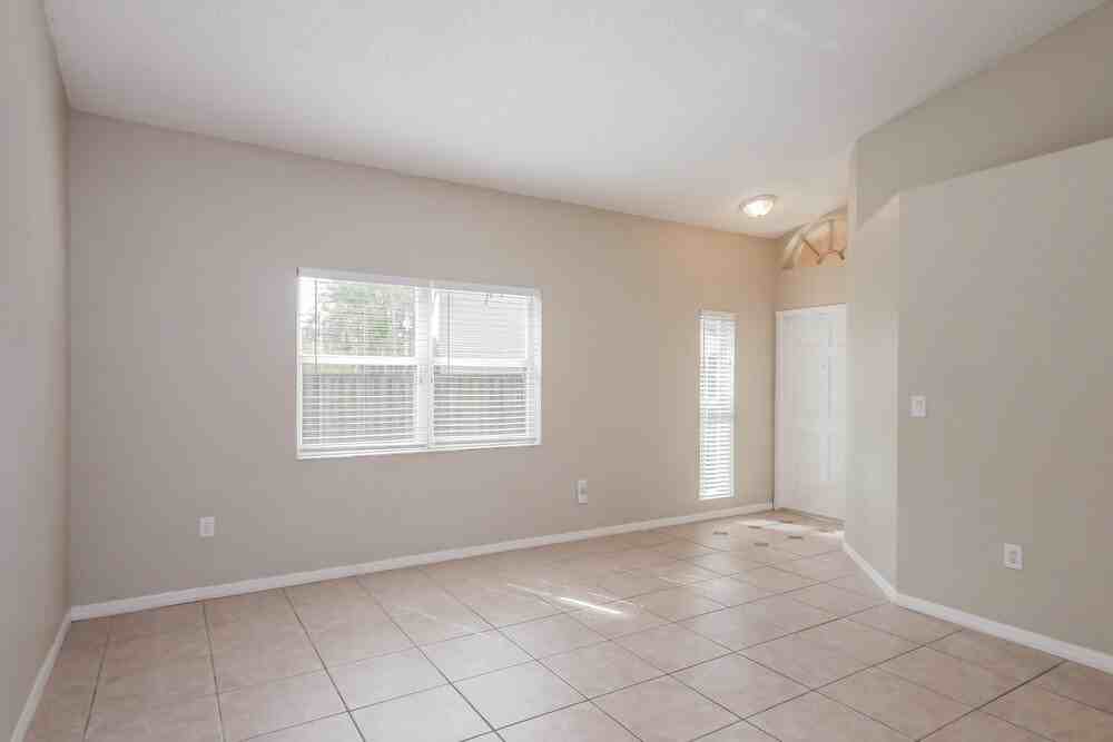 428 Lakeside Cir - Photo 4 of 16