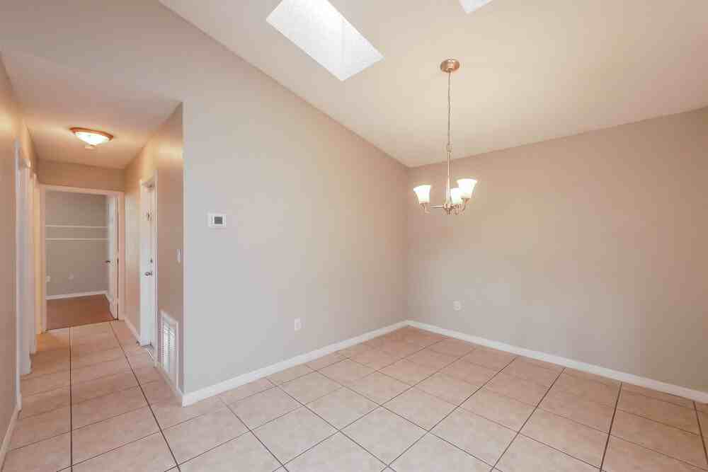 428 Lakeside Cir - Photo 5 of 16