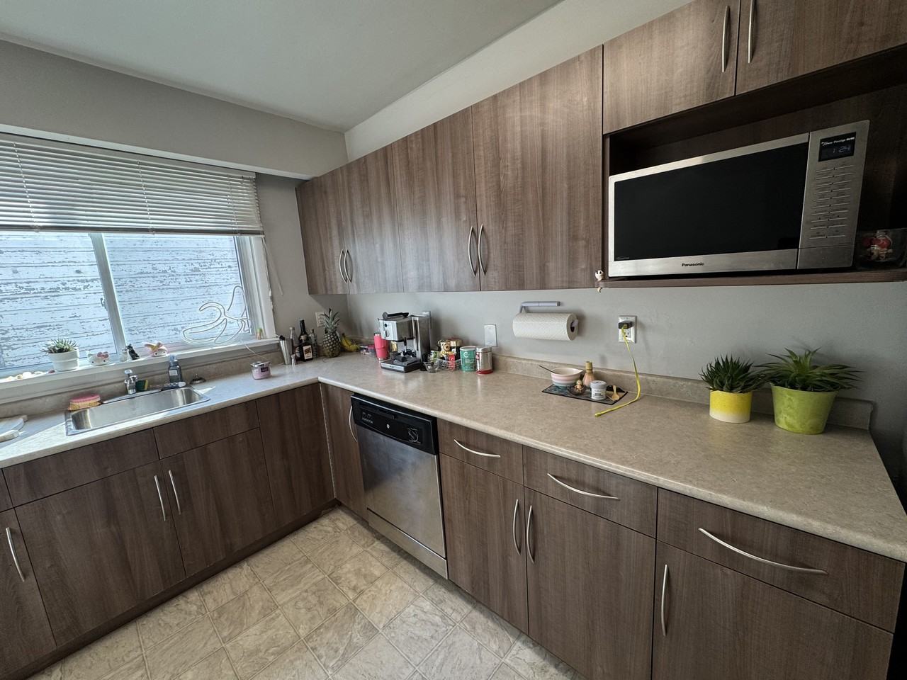 499 Osborne St - Photo 7 of 15