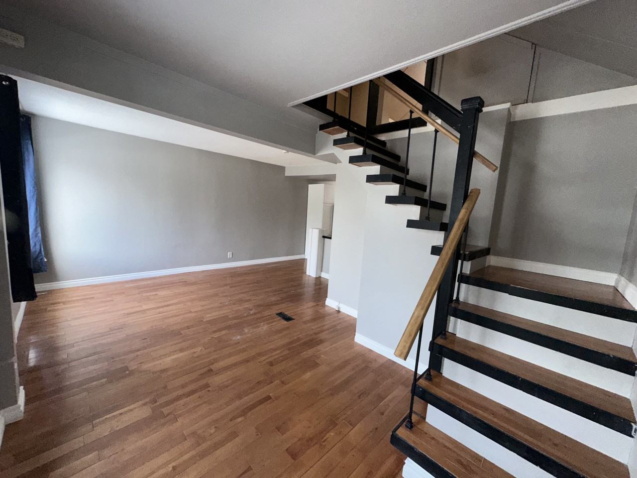 659 Minto St - Photo 3 of 24