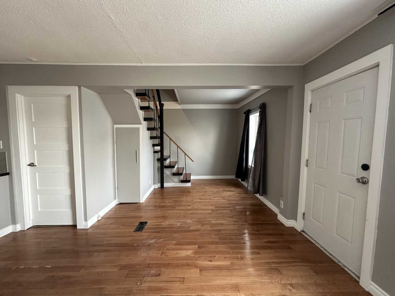 659 Minto St - Photo 4 of 24