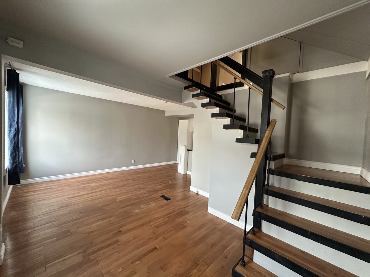 659 Minto St - Photo 5 of 24