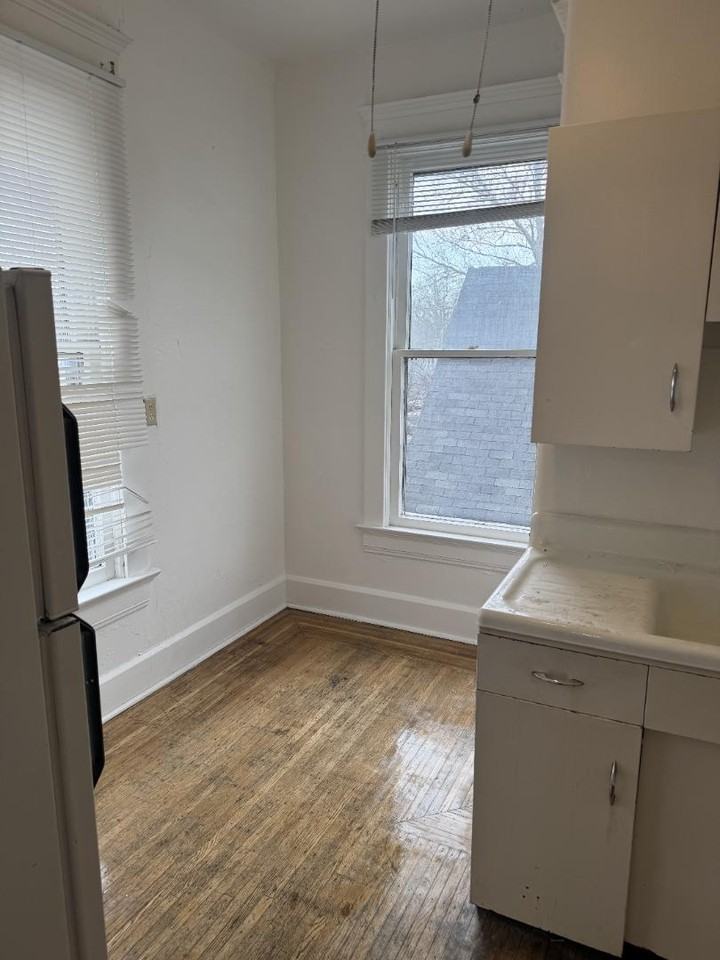 1322 E Spring St - Photo 6 of 8