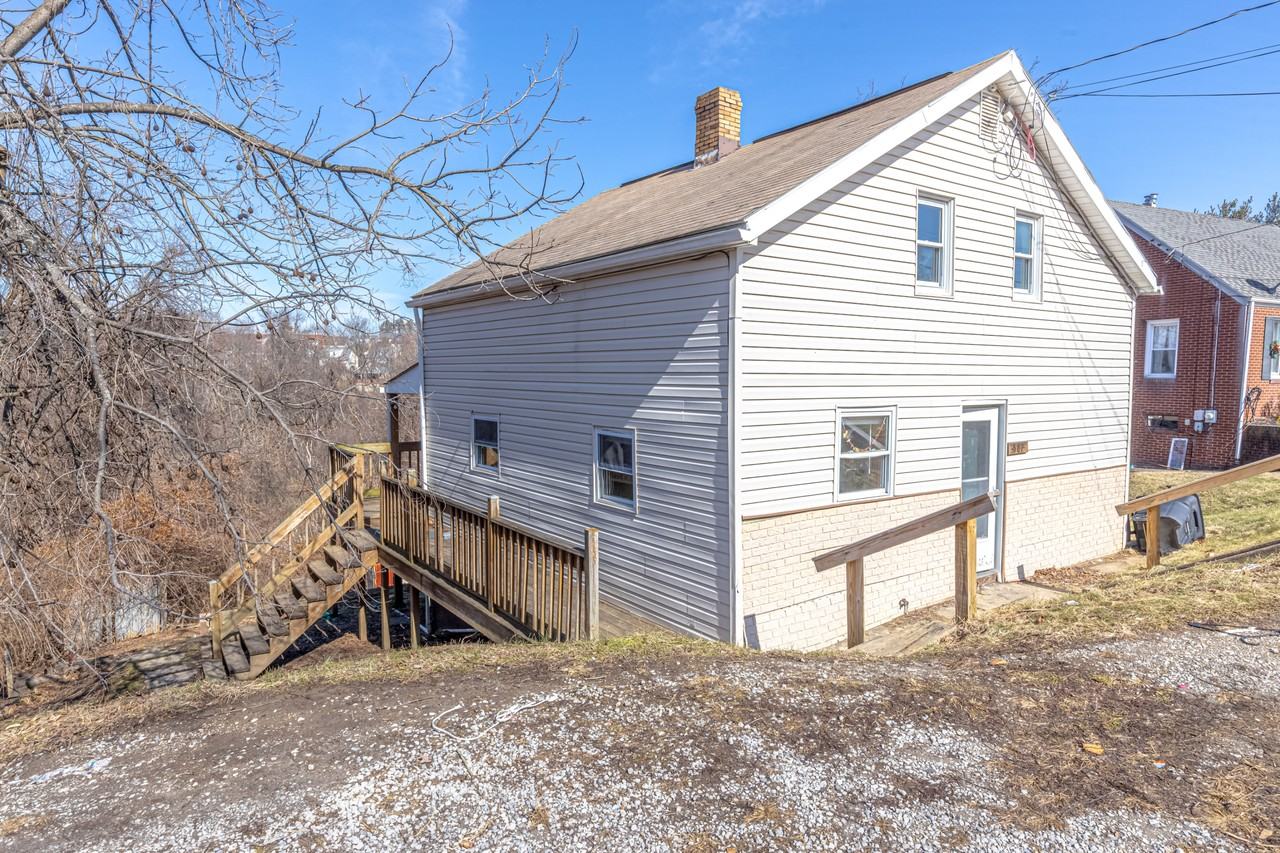 587 Stephens St #1 - Photo 3 of 45