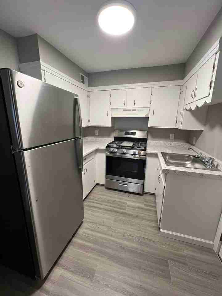 422 E Mill St #B - Photo 3 of 11