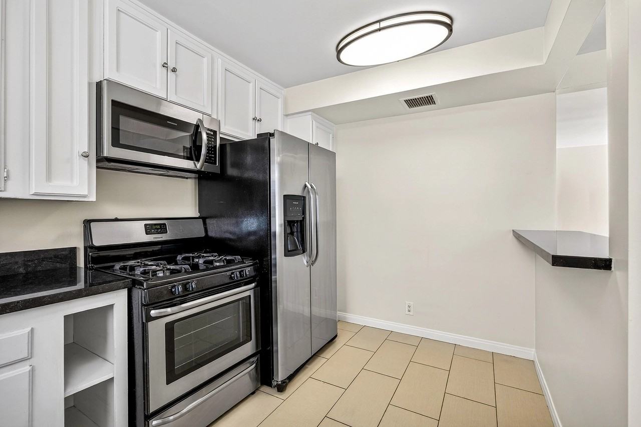 Oxford Apartments - Photo 4 of 29