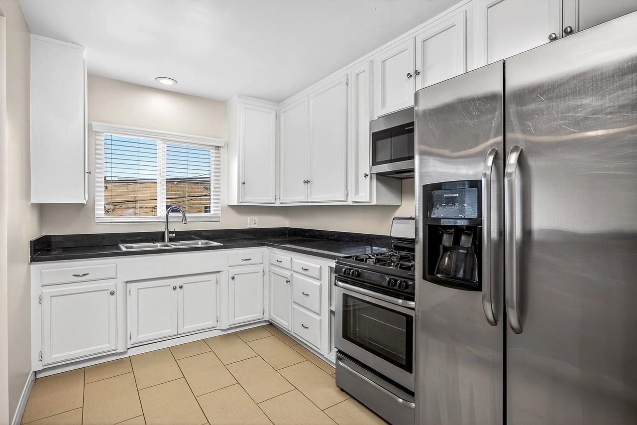 Oxford Apartments - Photo 6 of 29