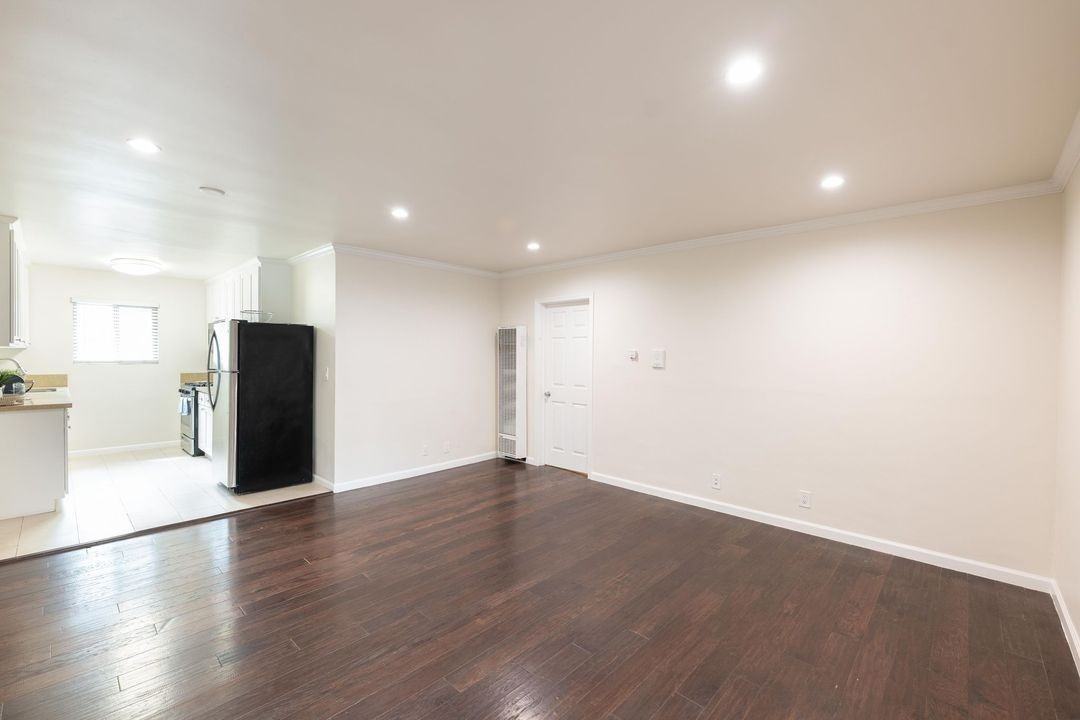 1222 W. 39th - Photo 6 of 50