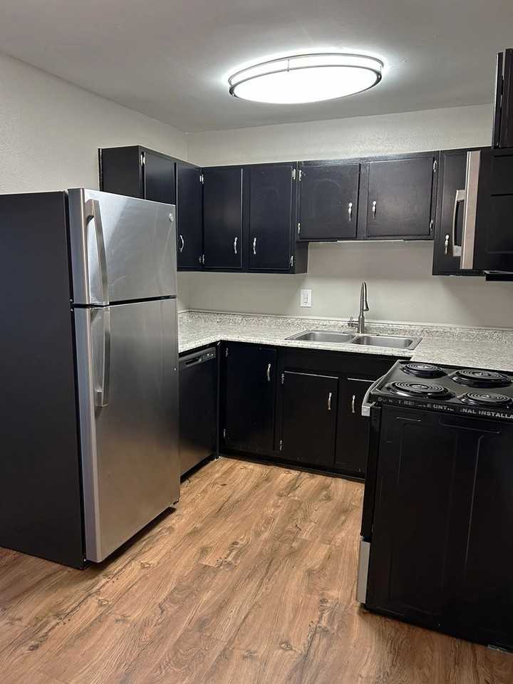 Colonial Village Apartments - Photo 4 of 50