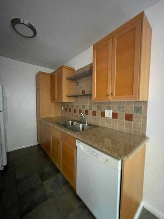 1034 N Martel Ave - Photo 4 of 50