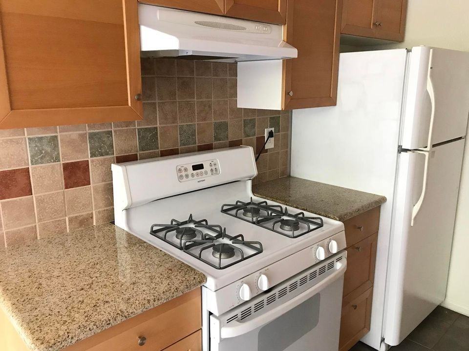 1034 N Martel Ave - Photo 5 of 50