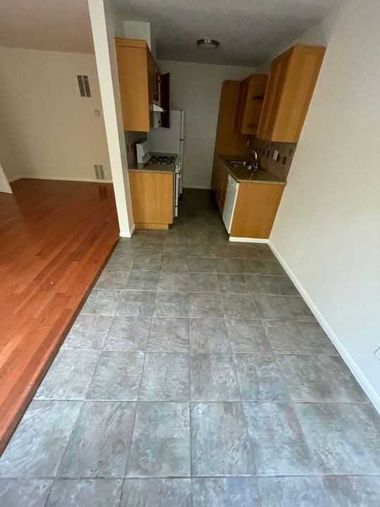 1034 N Martel Ave - Photo 6 of 50