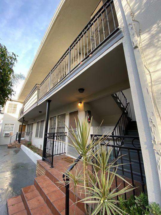 1051 S Wooster St - Photo 2 of 35