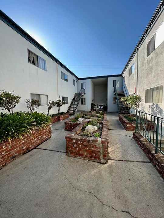 11105 Rose Ave - Photo 3 of 50