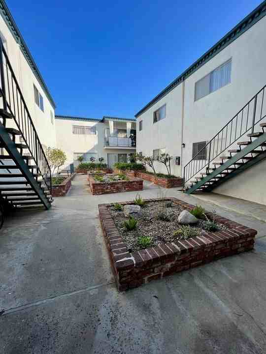 11105 Rose Ave - Photo 4 of 50