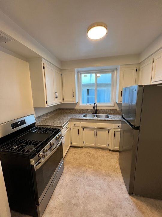 1130 S Clark Dr - Photo 4 of 36
