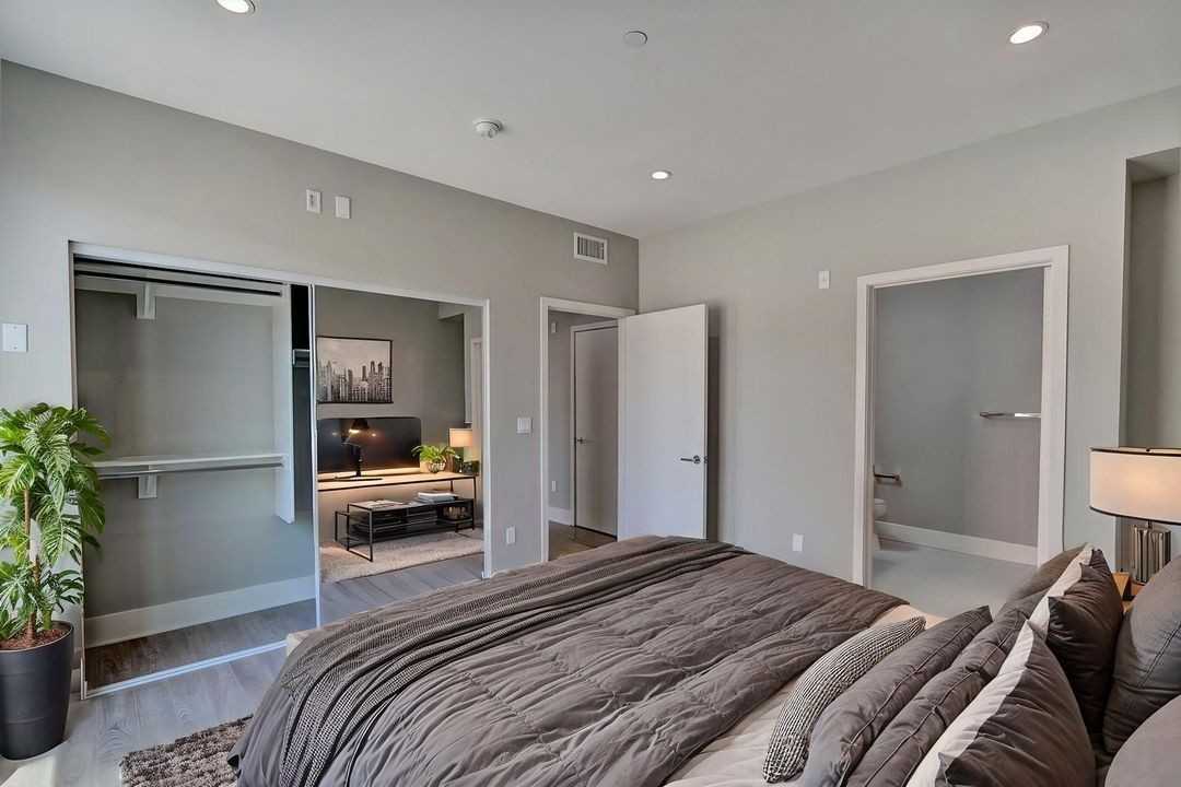1210 S Corning St - Photo 4 of 27