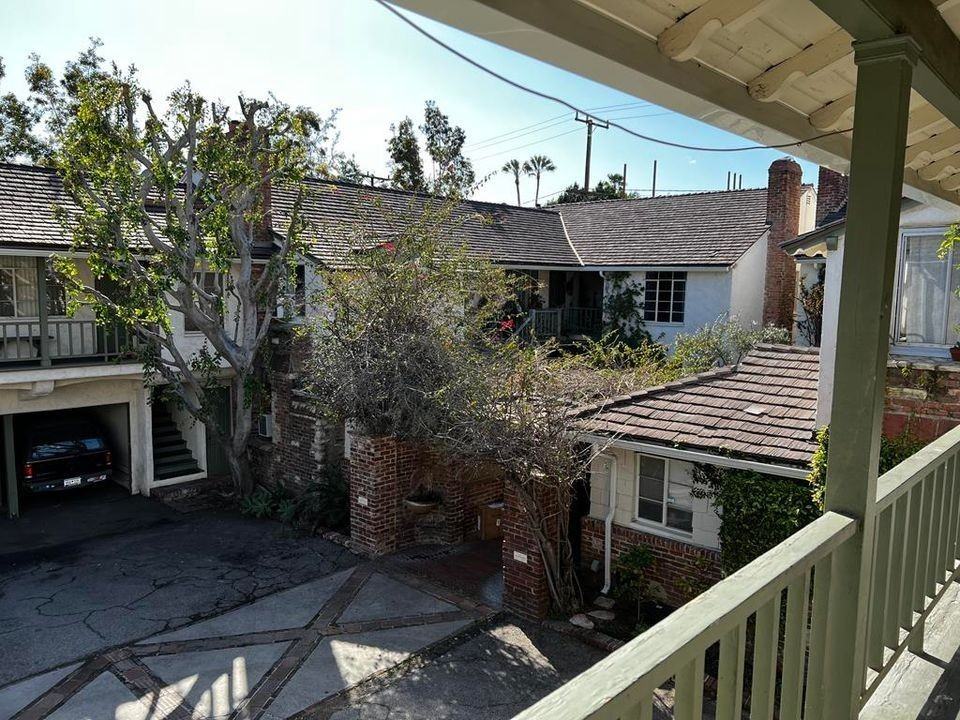 1221 N Sweetzer Ave - Photo 2 of 26